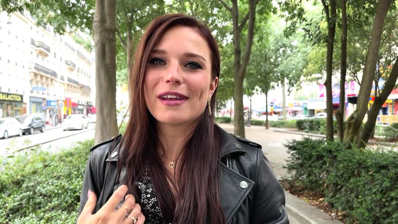 [JacquieetMichelTV] Clémence (Clémence knew she was knocking on the right door / 09.02.2021)